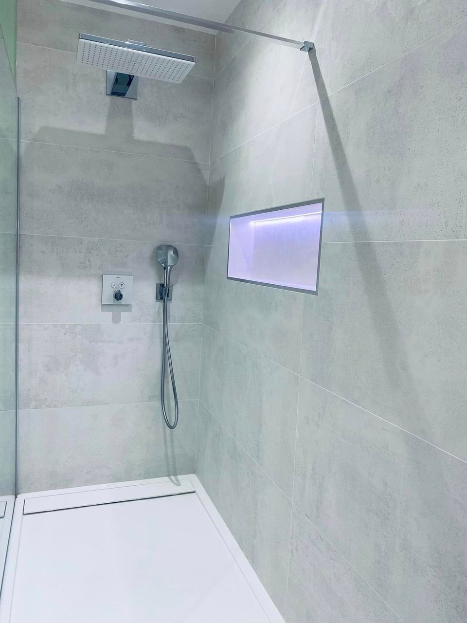 Salle de bains design, vue sur la douche et la niche intégrée dans le mur