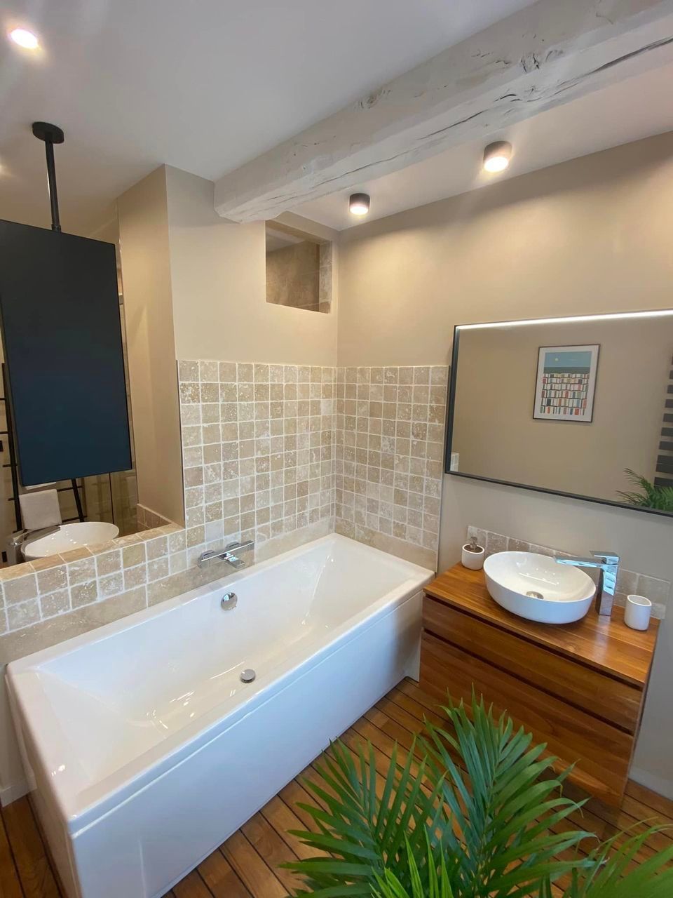 Salle de bains rénovée avec baignoire, carrelage, meuble...