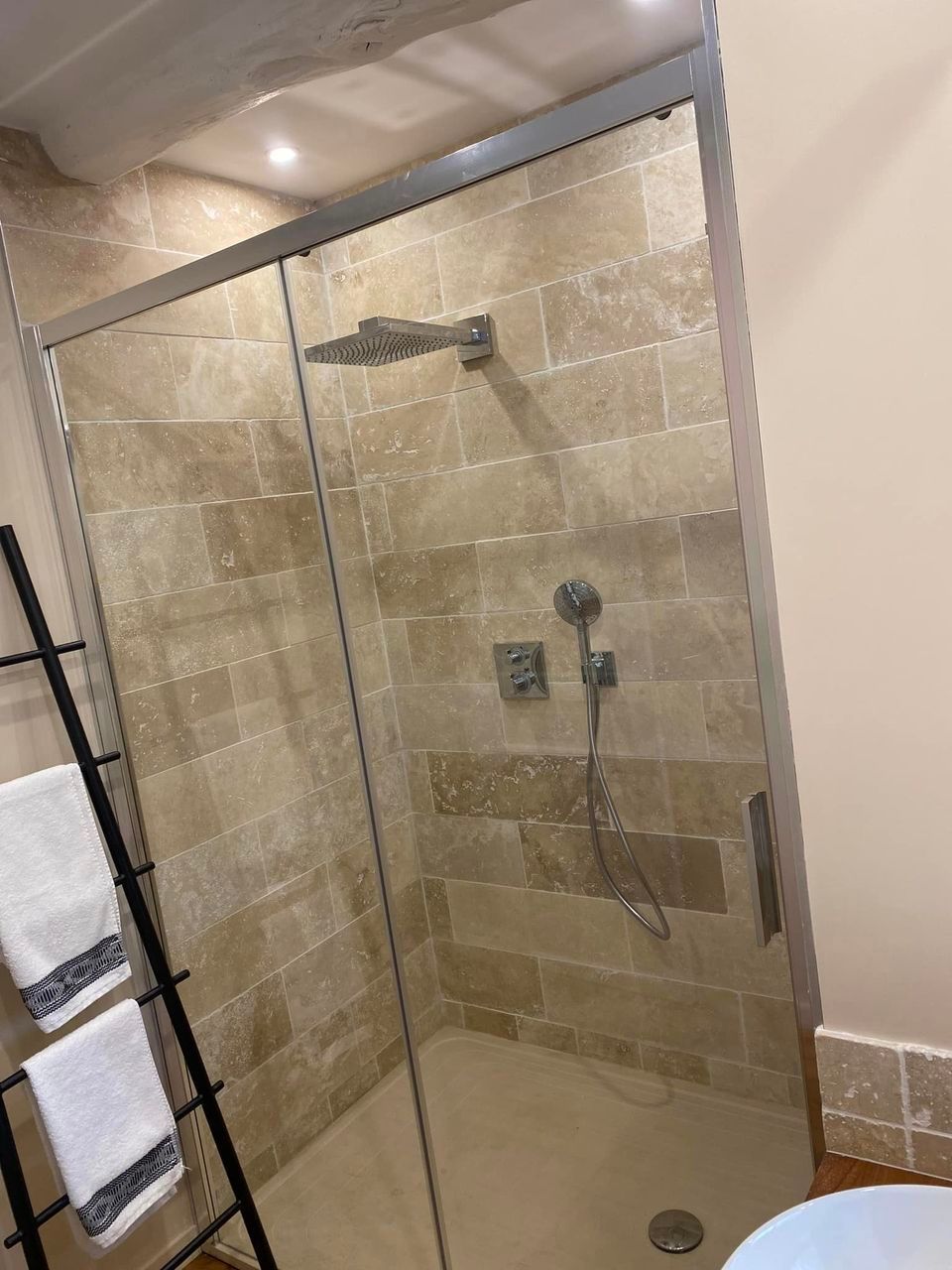 Vaste espace douche ( 2mx1m)