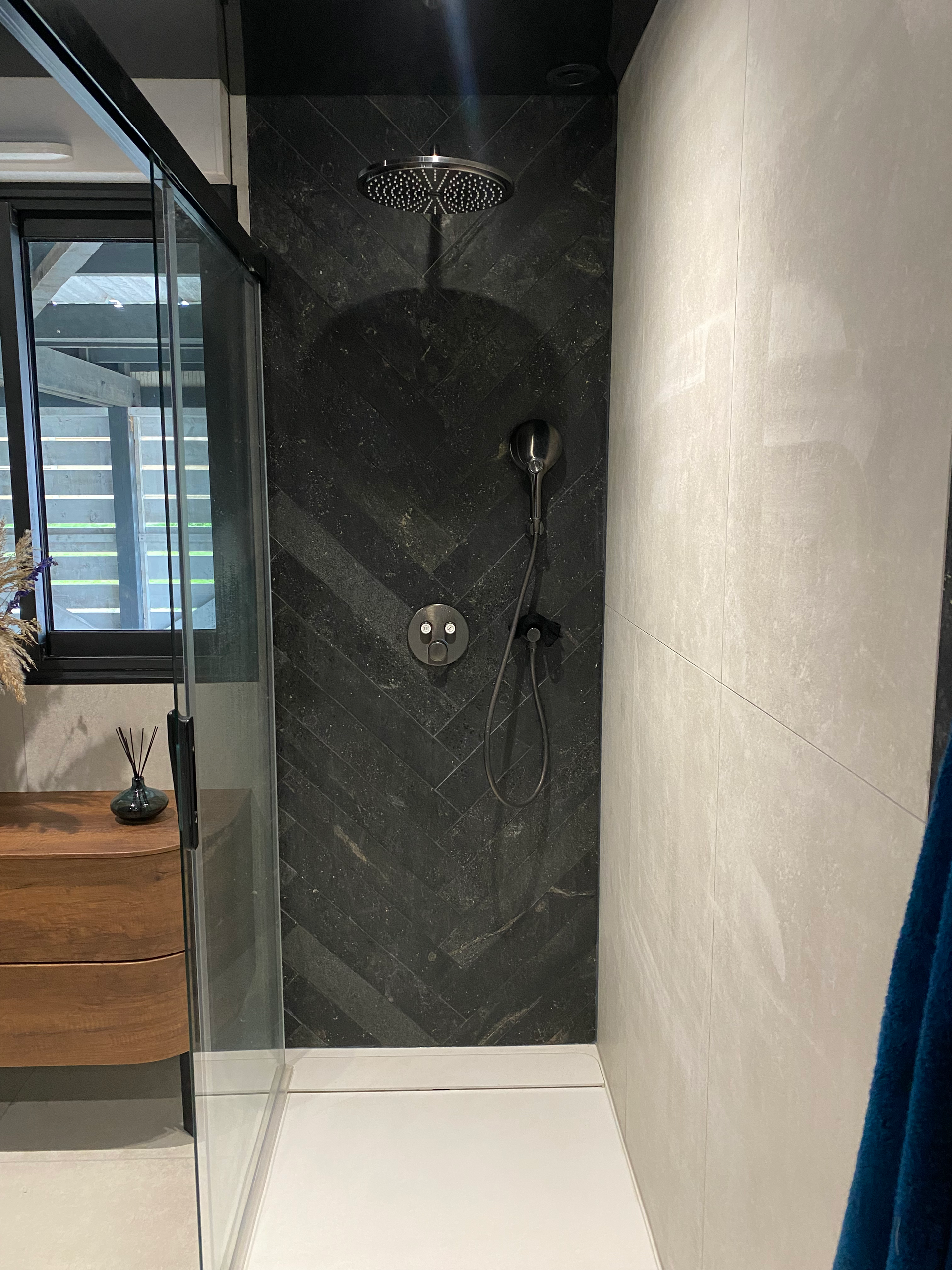 Salle de bains de style rétro, douche avec bac extra plat