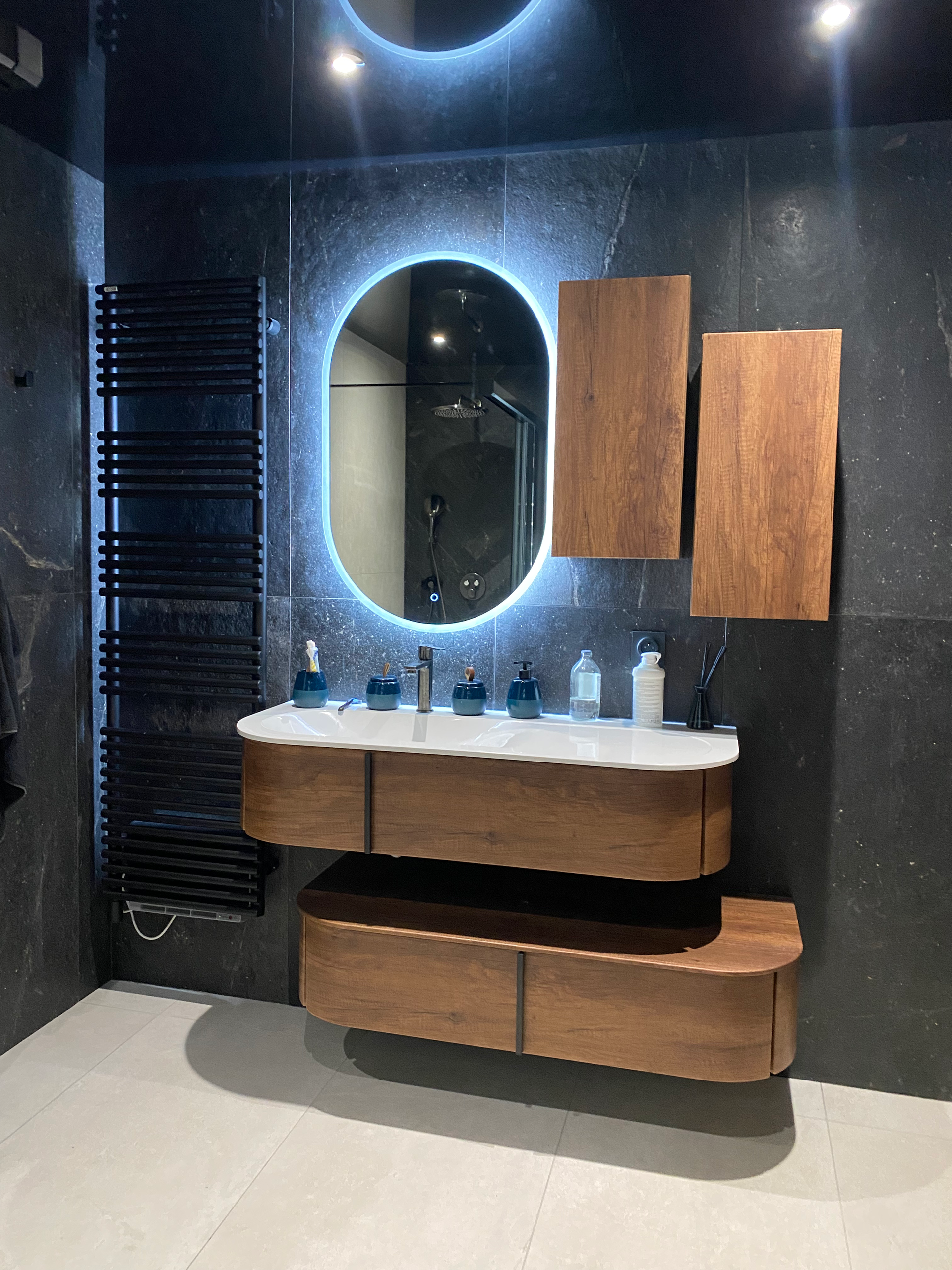 Salle de bains de style rétro, meuble et miroir arrondis