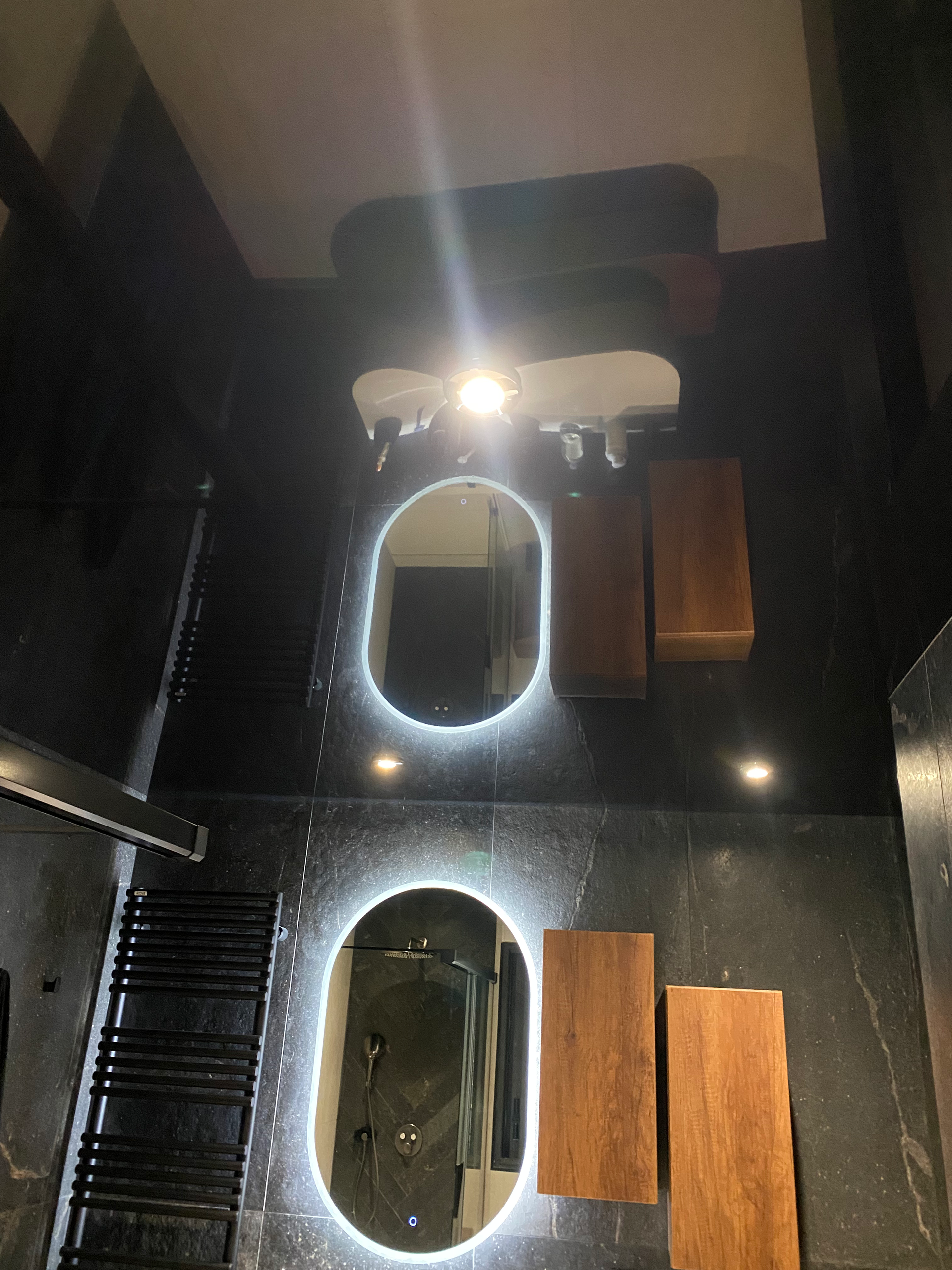 Salle de bains de style rétro, éclairages, miroir et mobilier bois