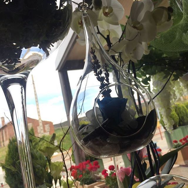 Un jarrón de cristal con flores en su interior.