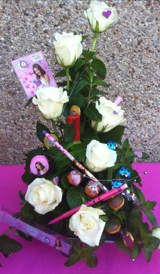 Un ramo de flores con la imagen de una niña.