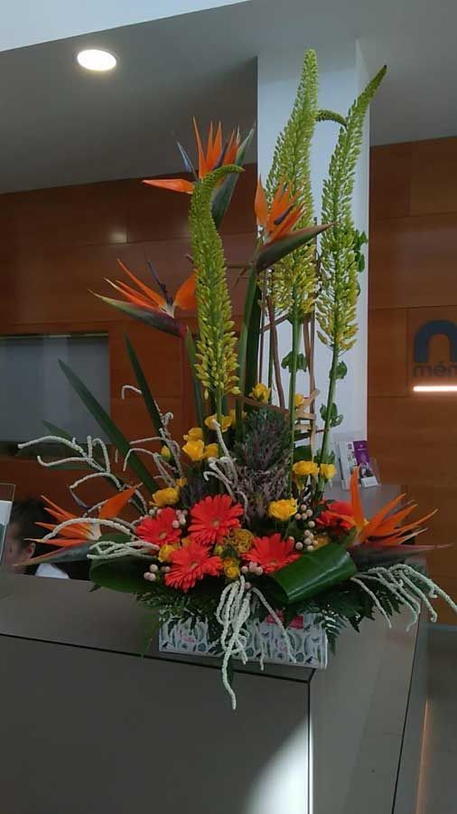 Un ramo de flores está sobre una mesa en una habitación.