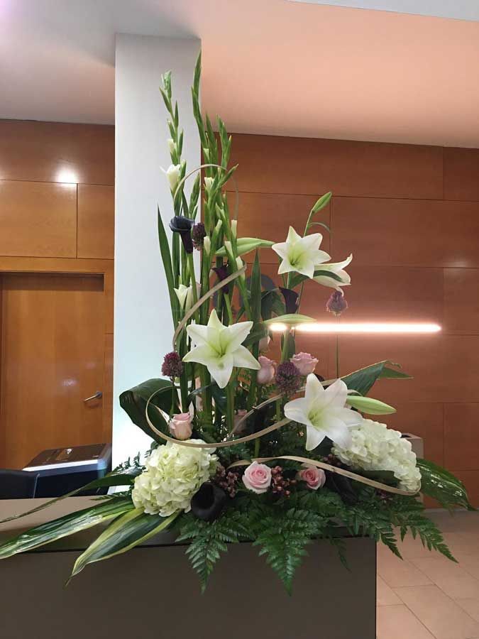 Un ramo de flores está sobre una mesa en una habitación.