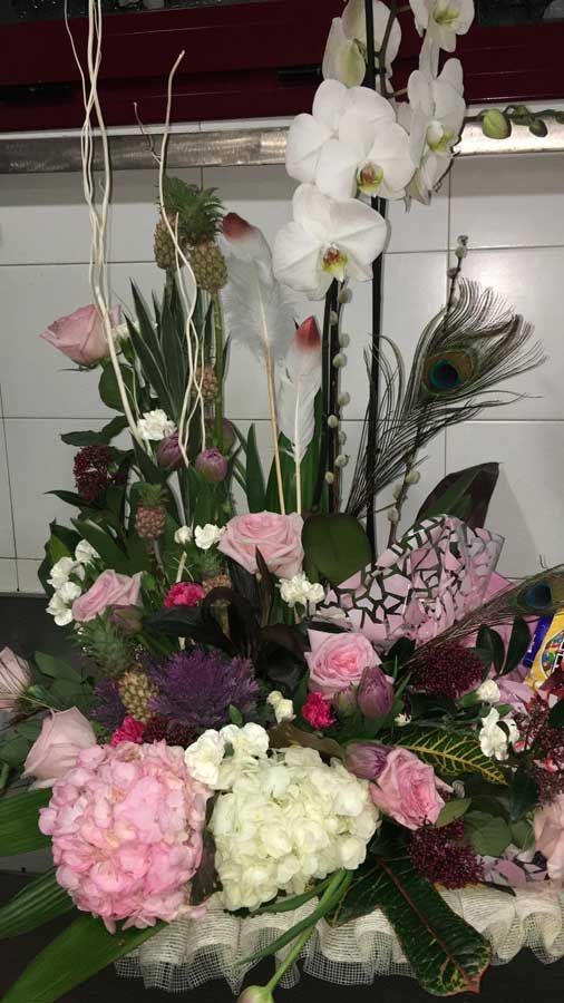 Un gran ramo de flores está sobre una mesa.