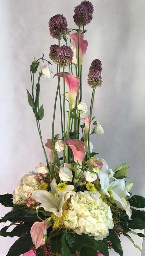 Un ramo de flores está en un jarrón sobre una mesa.