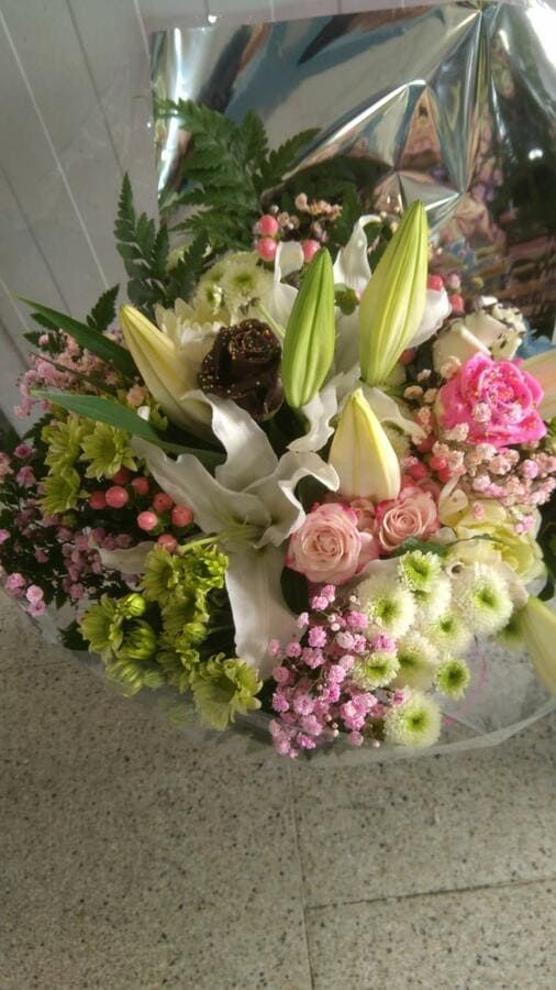 Hay muchos tipos diferentes de flores en este ramo.