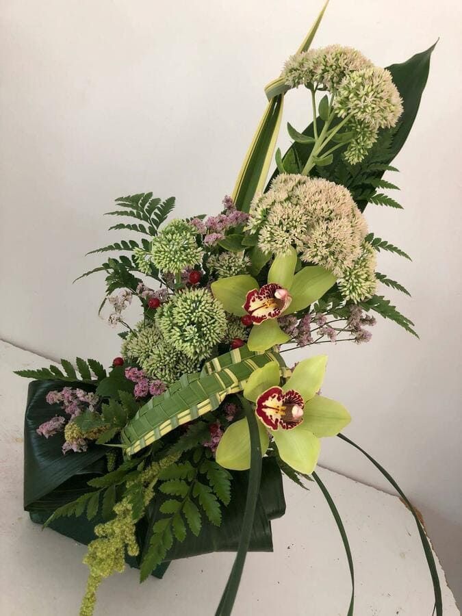 Un ramo de flores está sobre una mesa.