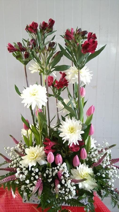 Un ramo de flores está sobre una mesa.