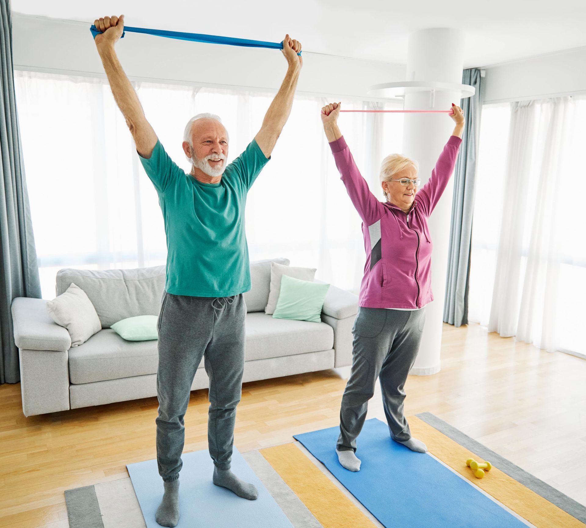 Un homme et une femme faisant des exercices de gymnastique