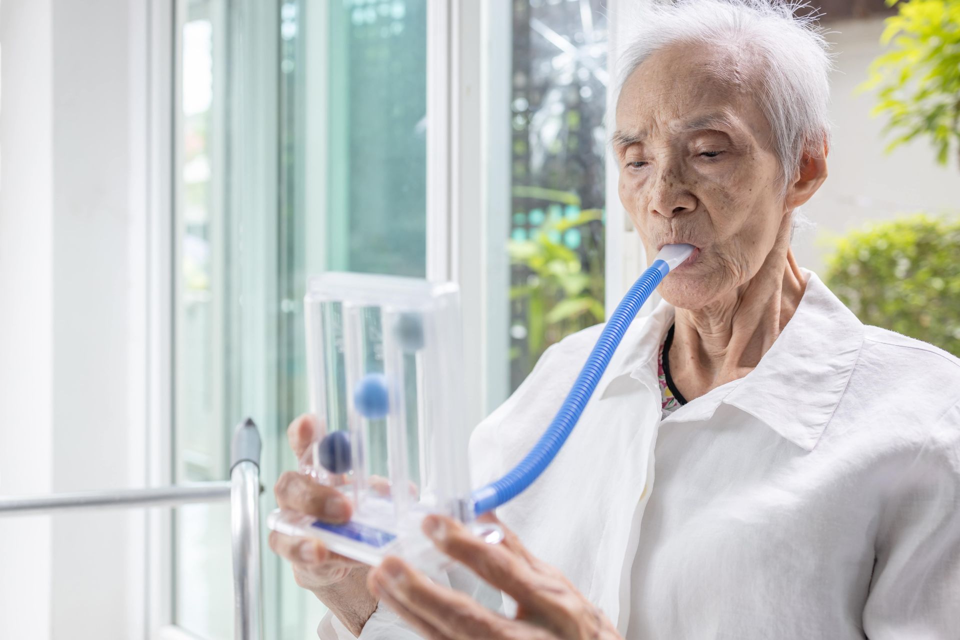 Un homme souffle dans un tube relié à une machine