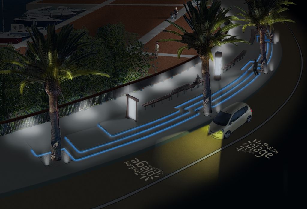 Rue avec un trottoir éclairé de nuit, des palmiers et une voiture garée.