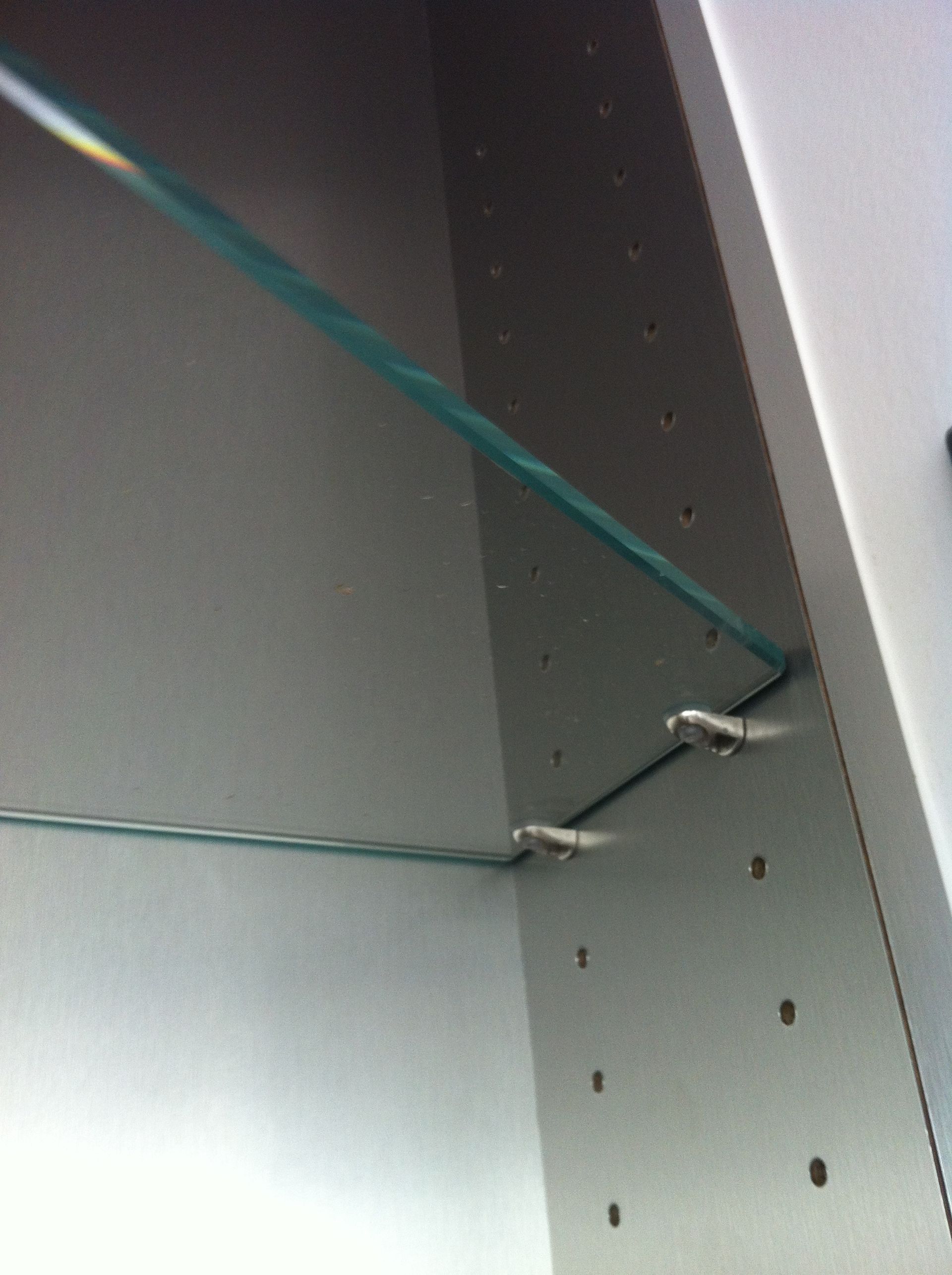 Étagère à l'intérieur d'un meuble.