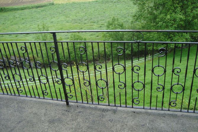 Eine Nahaufnahme einer Treppe mit einem Geländer aus Edelstahl