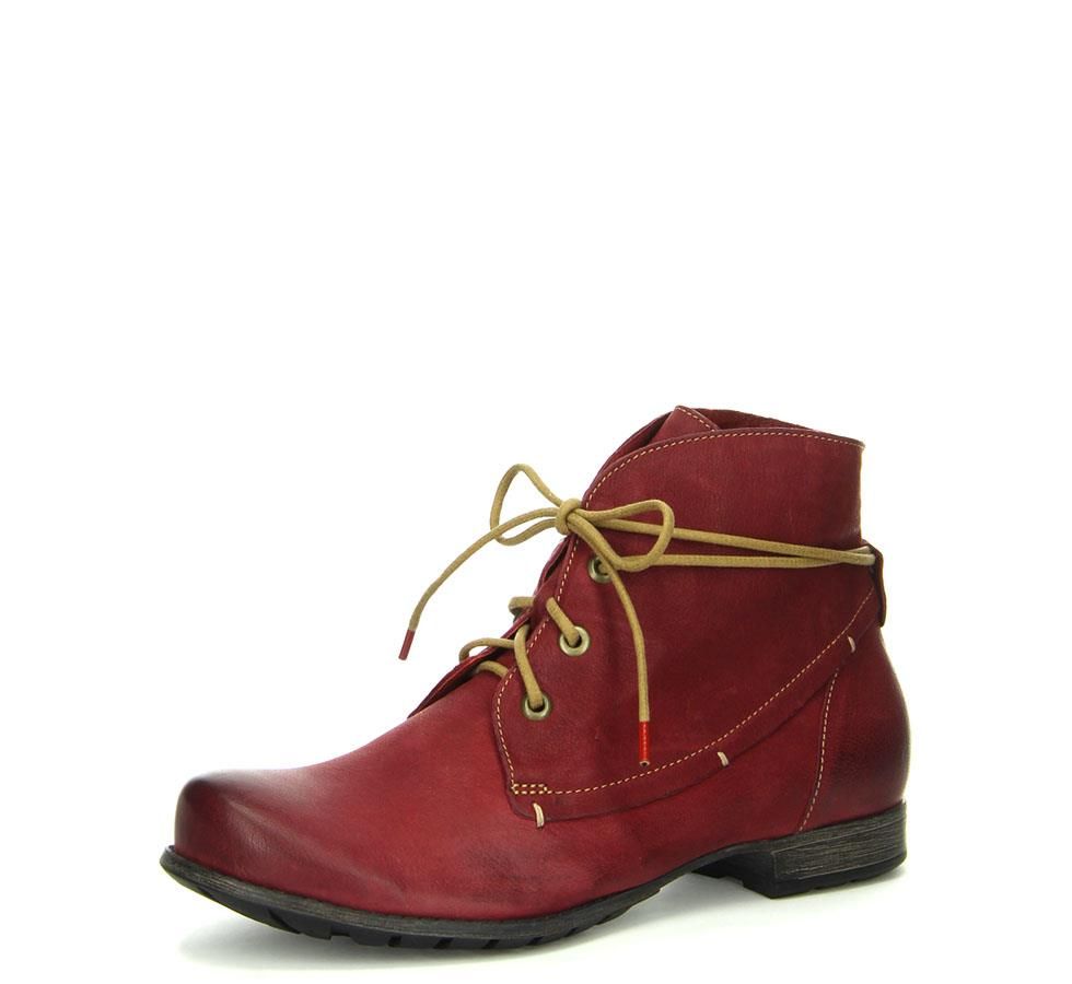 Ein Paar rote Schnürstiefel auf weißem Hintergrund