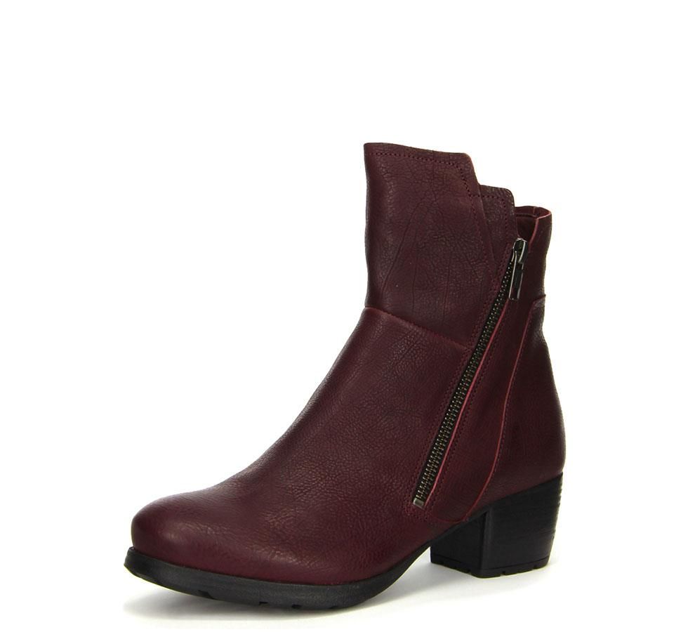 Ein Paar burgunderfarbene Stiefel mit Reißverschluss an der Seite