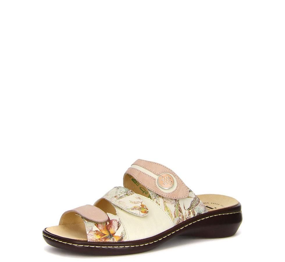 Ein Paar Sandalen mit Blumenmuster