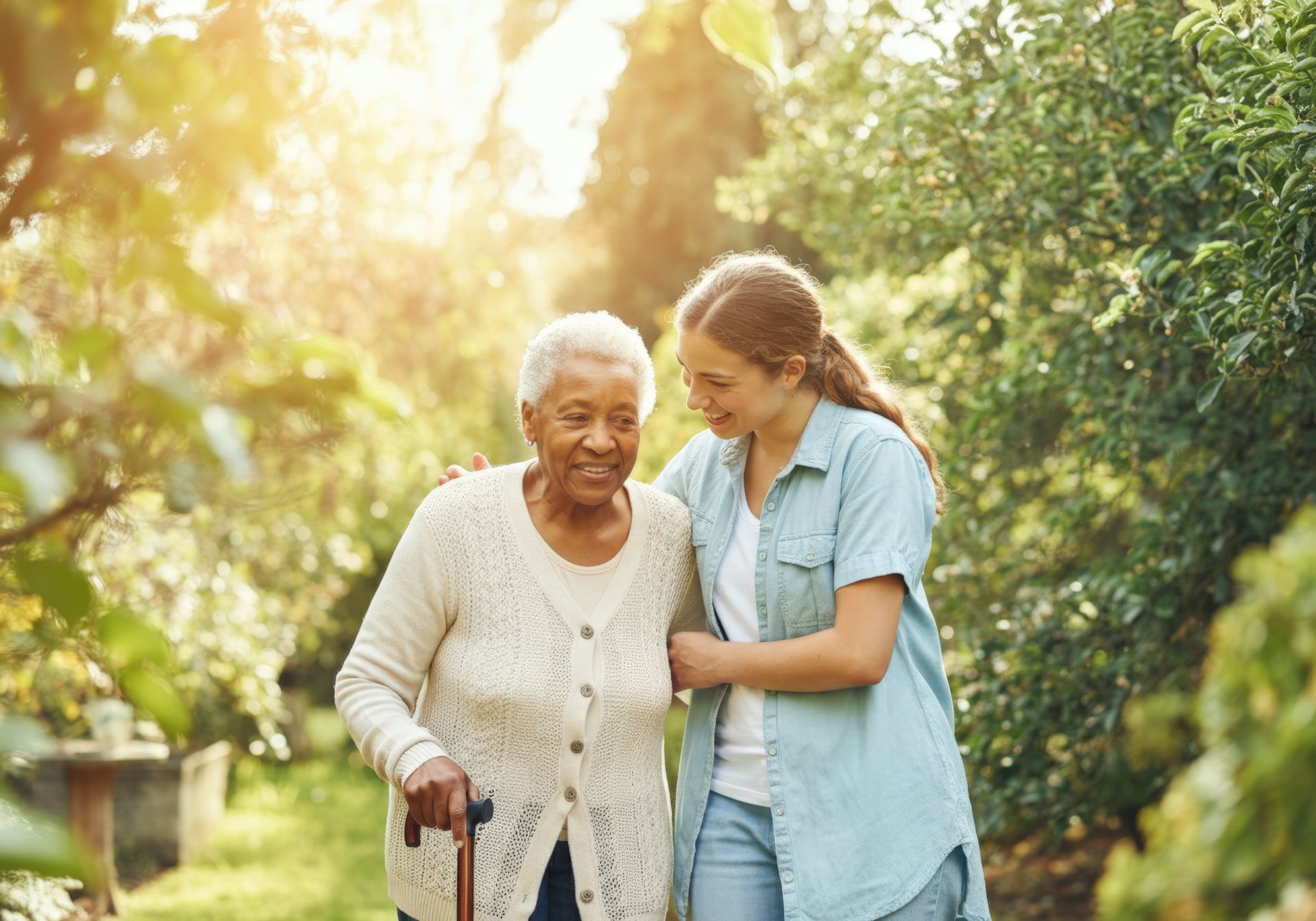 Une personne âgée soutenue par une jeune femme