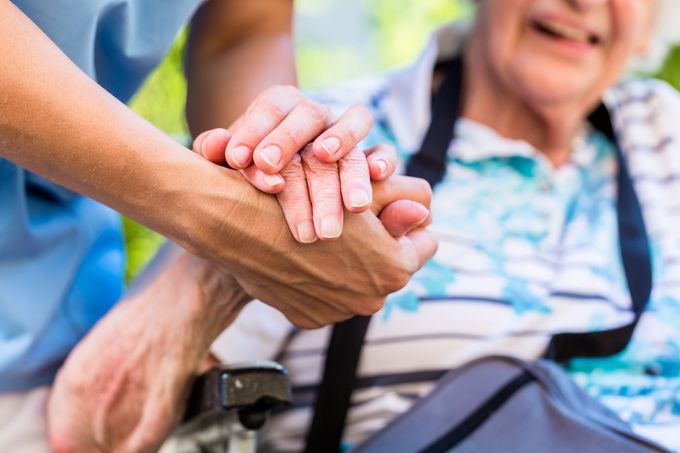 Une poignée de main entre un soignant et une personne âgée