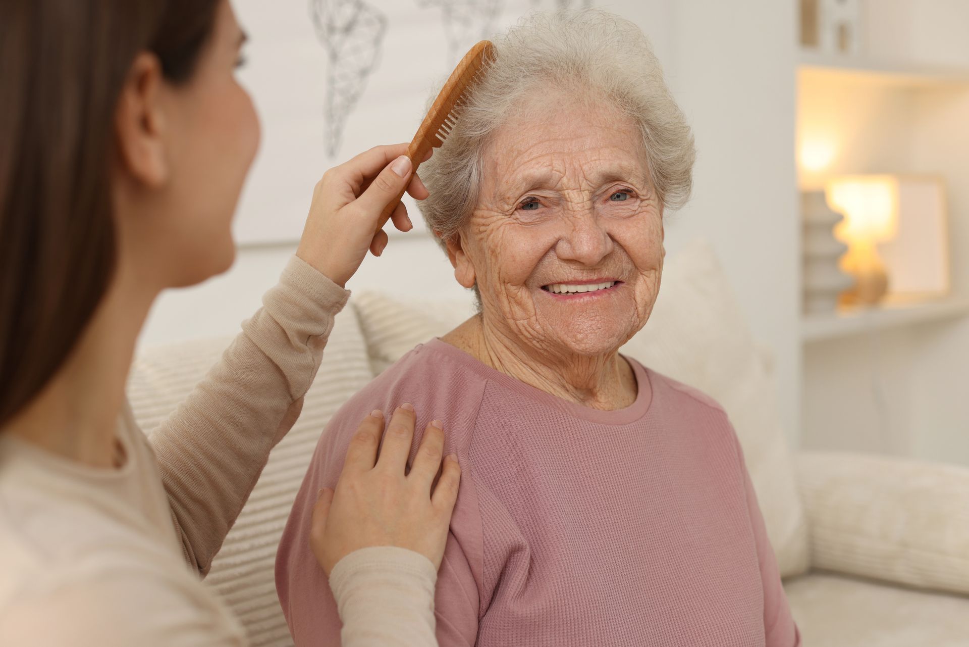 Une femme âgée qui se fait coiffer