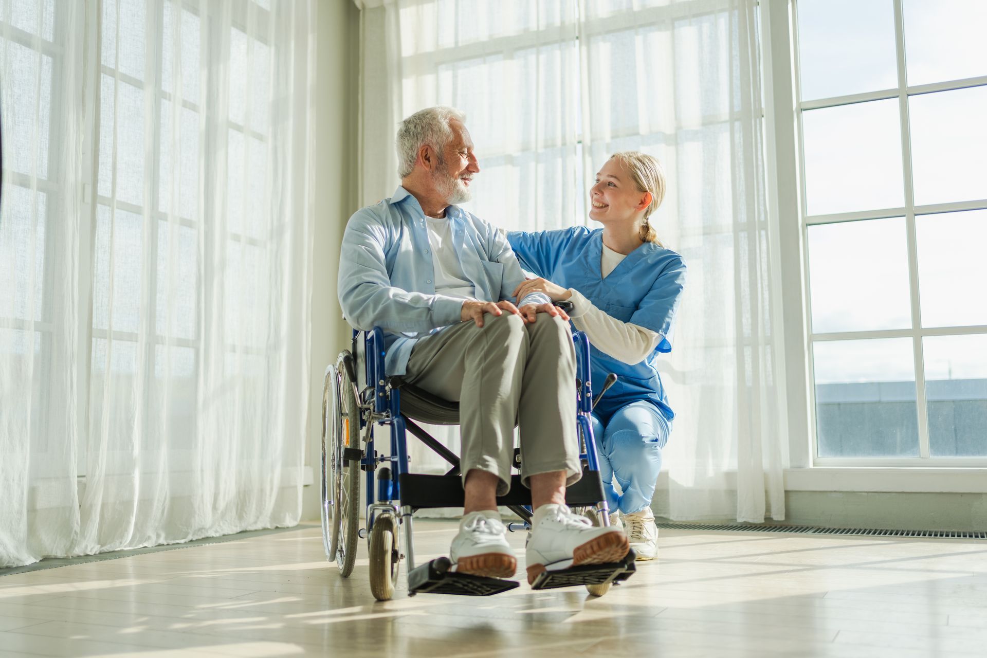 Une jeune femme et un homme en fauteuil roulant