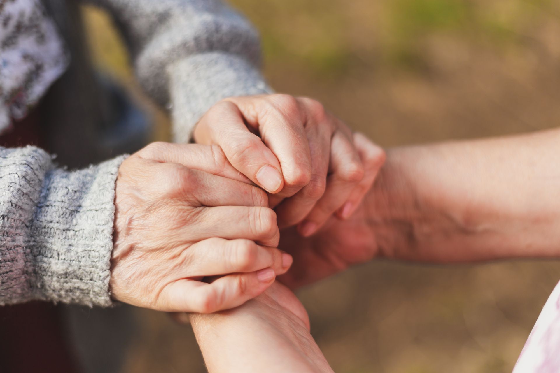 Deux personnes qui se tiennent les mains