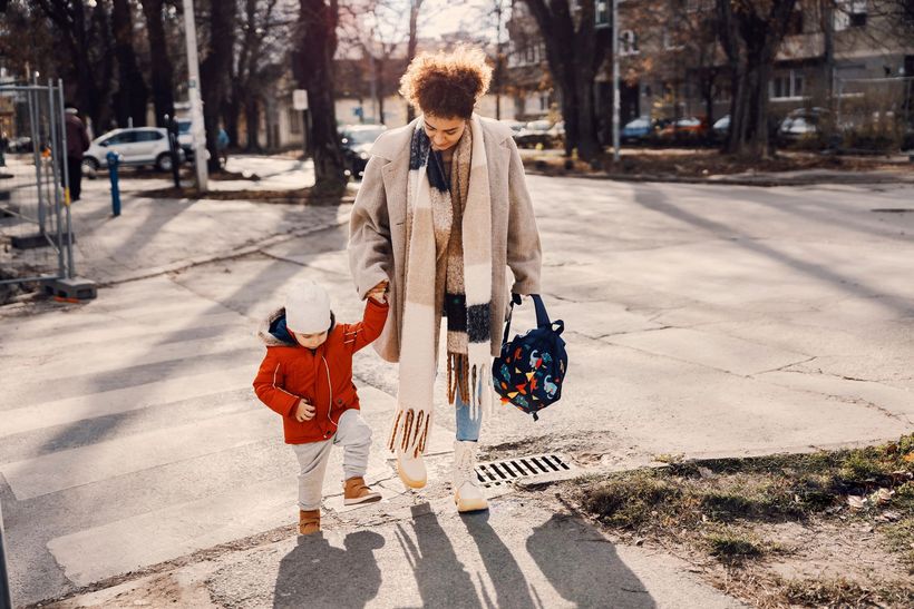 Une femme qui tient la main d'un enfant