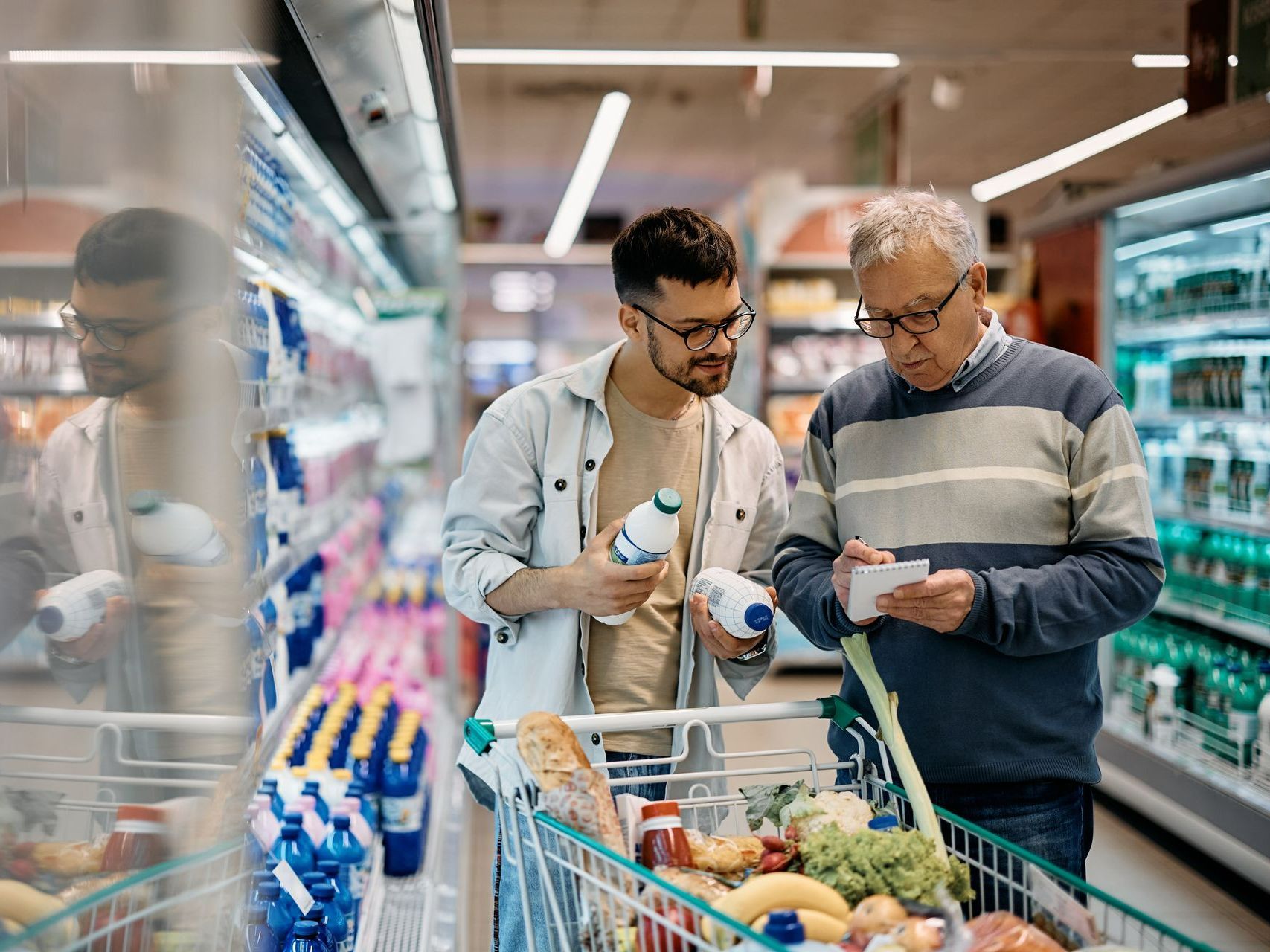 Deux hommes font les courses