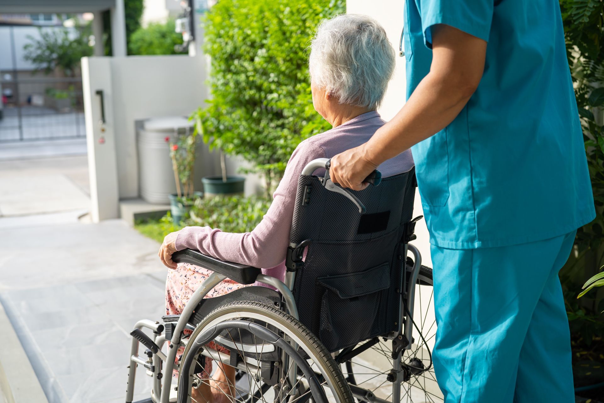 Une personne qui pousse un fauteuil roulant
