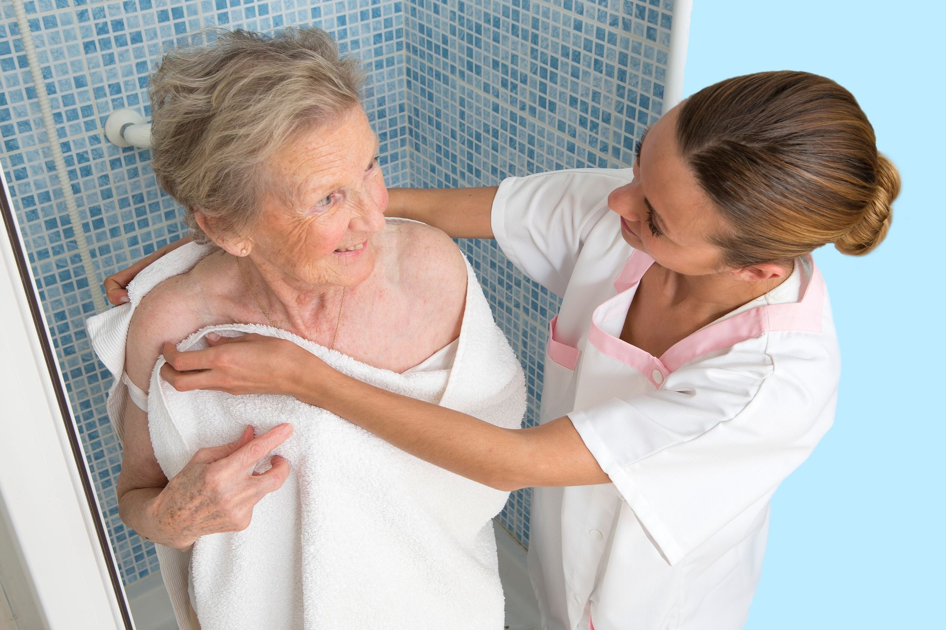 Une femme qui sort de la douche avec de l'aide