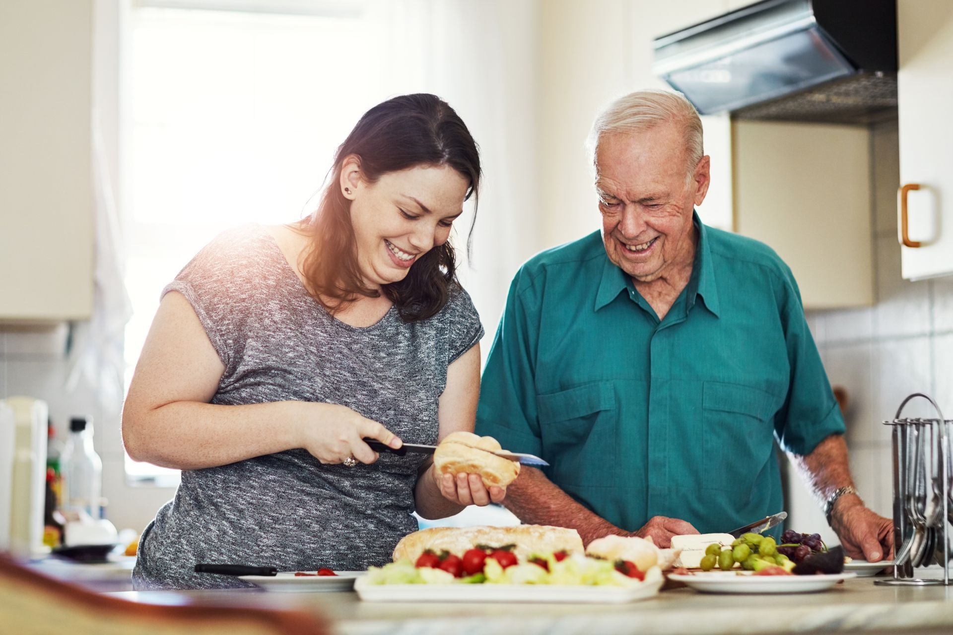 Une femme et un homme âgé qui préparent un repas