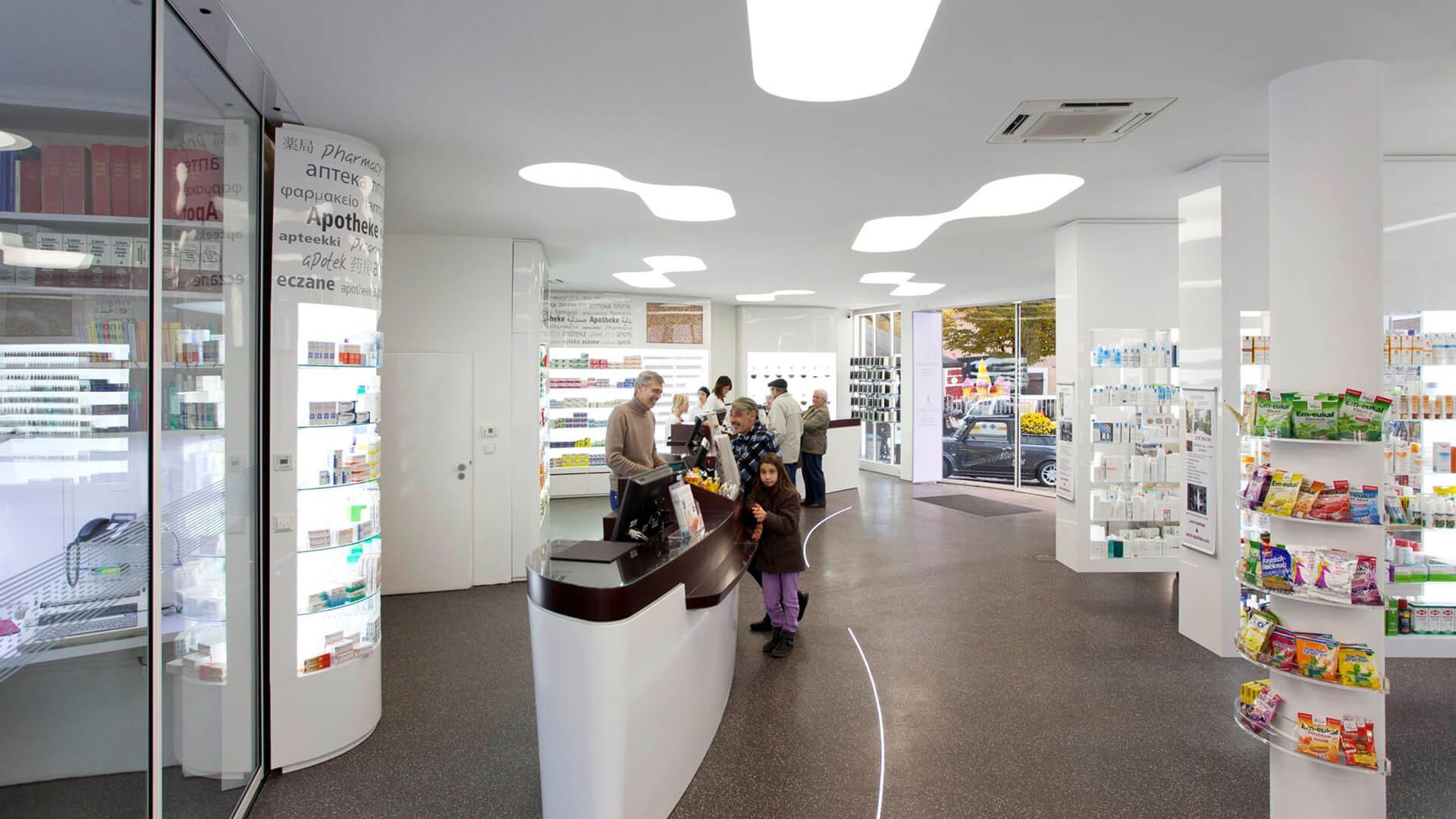 Lamm Apotheke Lahr Theke mit Menschen