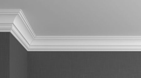 Un primer plano de una cornisa blanca en el techo de una habitación.