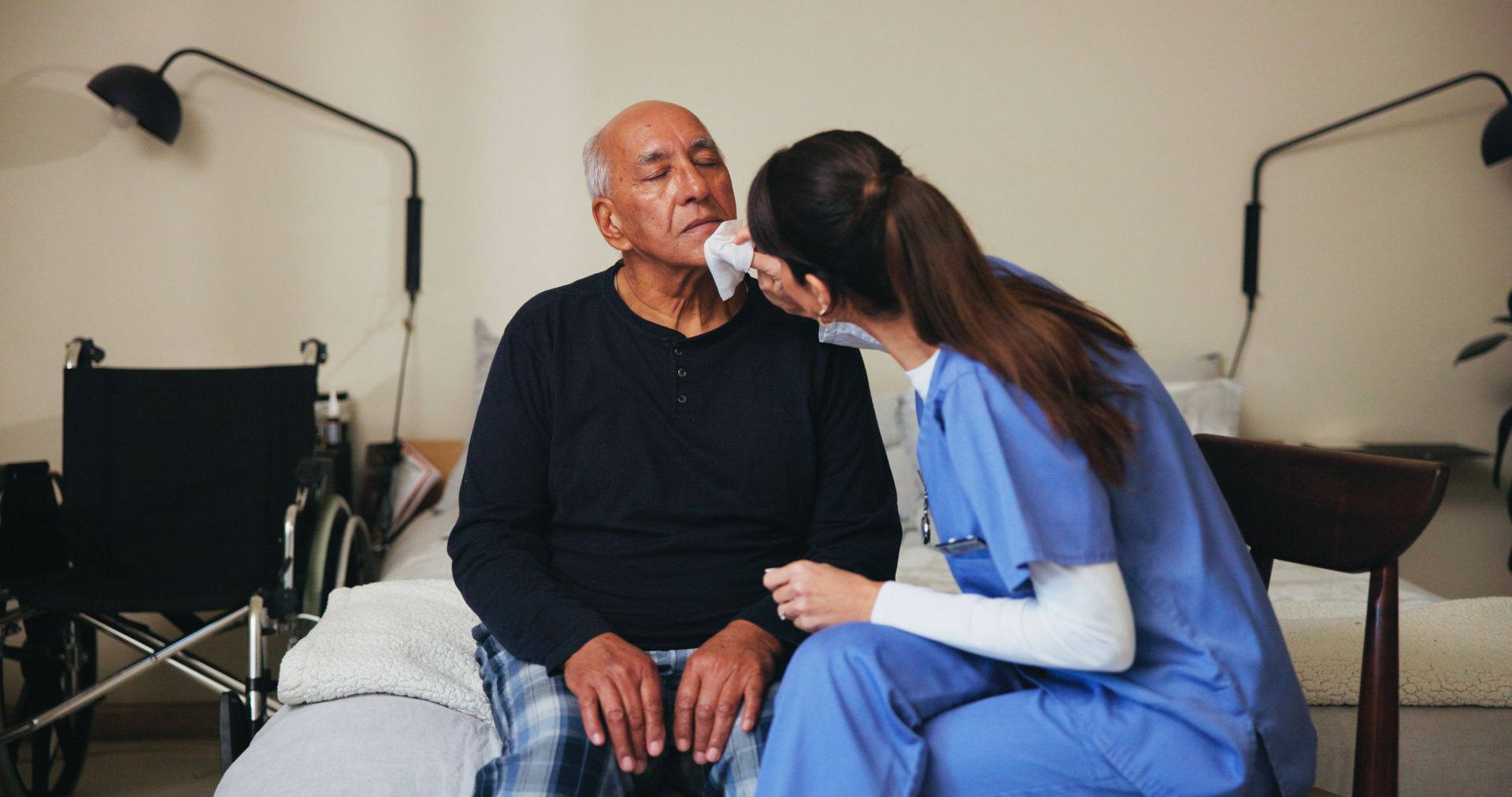 Une assistante de vie s'occupe des soins d'hygiène d'une personne âgée