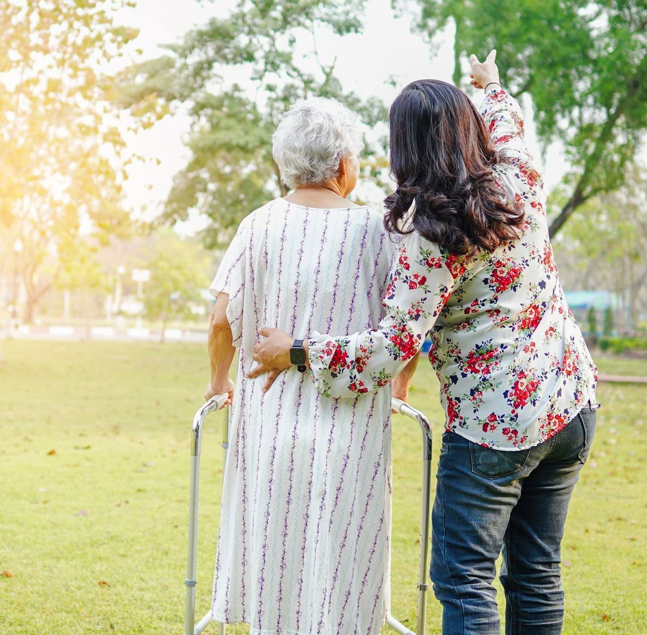 Une femme et une personne âgée regardent la nature