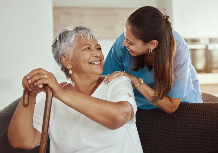 Une femme âgée accompagnée d'une assistante 