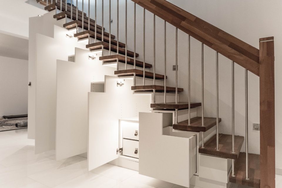 Schrank und Treppe von der Tischlerei Schlatel