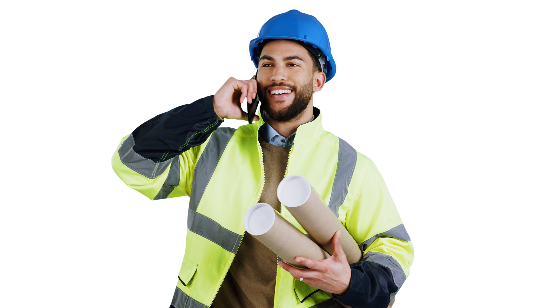 Un ouvrier du bâtiment, souriant au téléphone, porte un casque bleu et un gilet réfléchissant et tient des plans roulés.