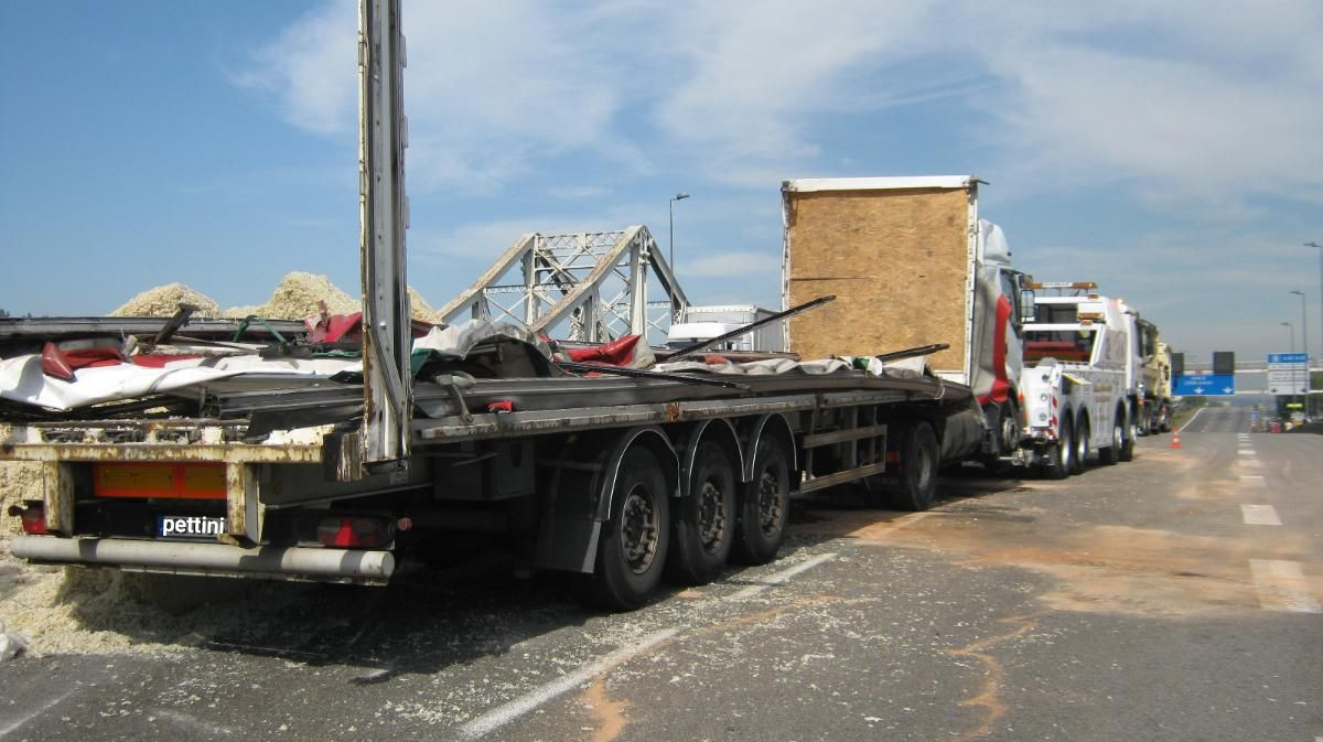 Deux dépanneuses blanches garées devant un bâtiment blanc par une journée ensoleillée.