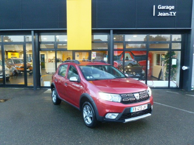 Photo d'une voiture Dacia Rouge