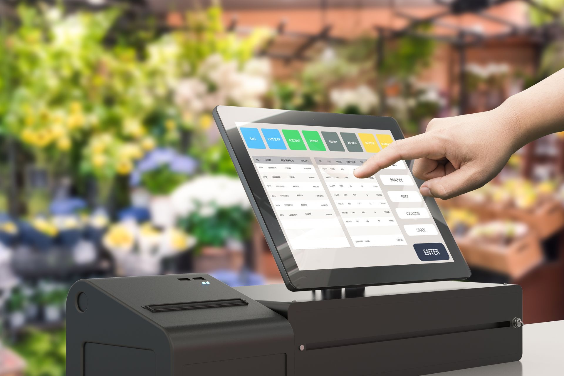 Écran tactile de point de vente avec une main tapotant une interface de caisse à l'extérieur.