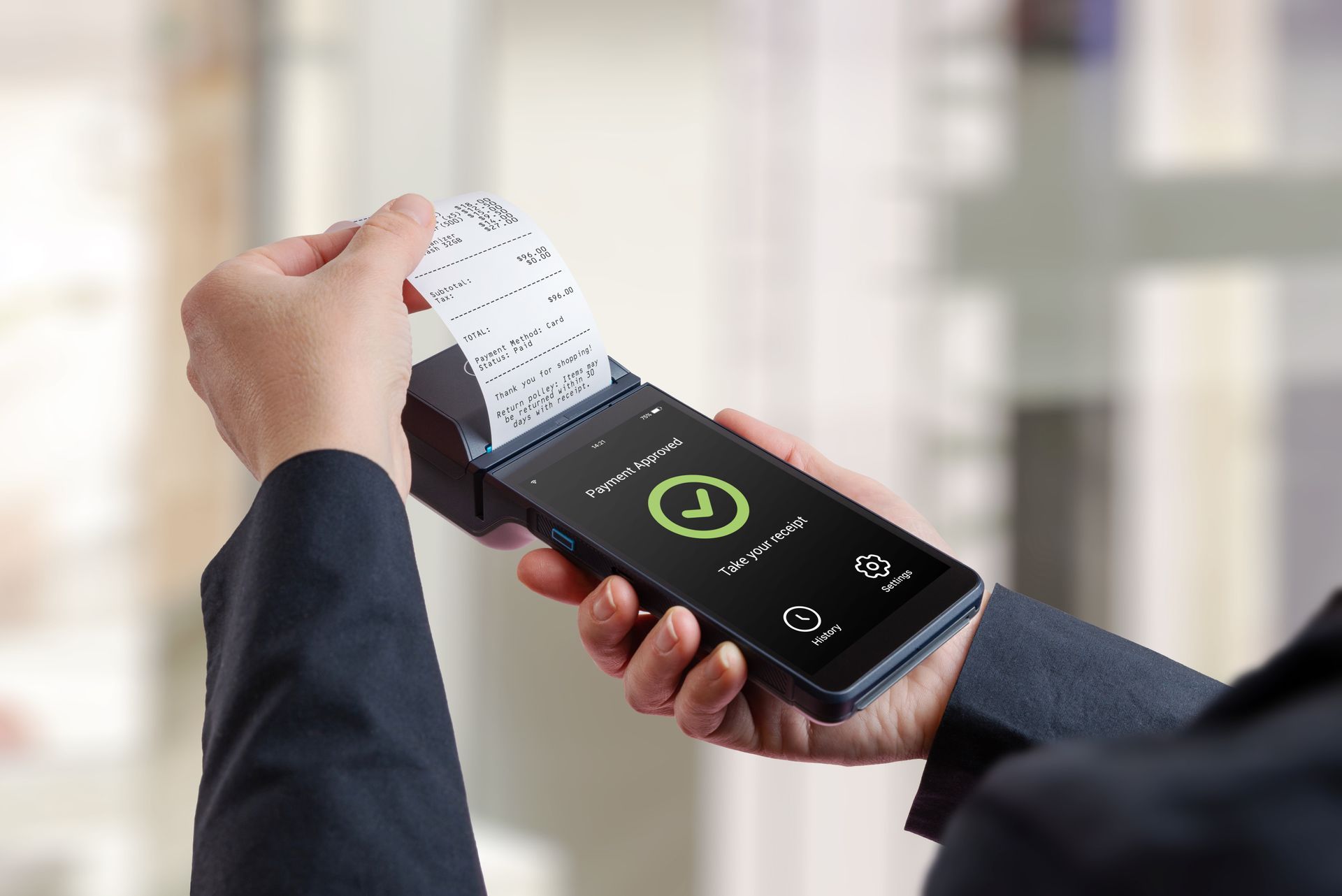 Des mains tenant un smartphone avec un code QR affiché à l'écran et un billet papier scanné au-dessus.