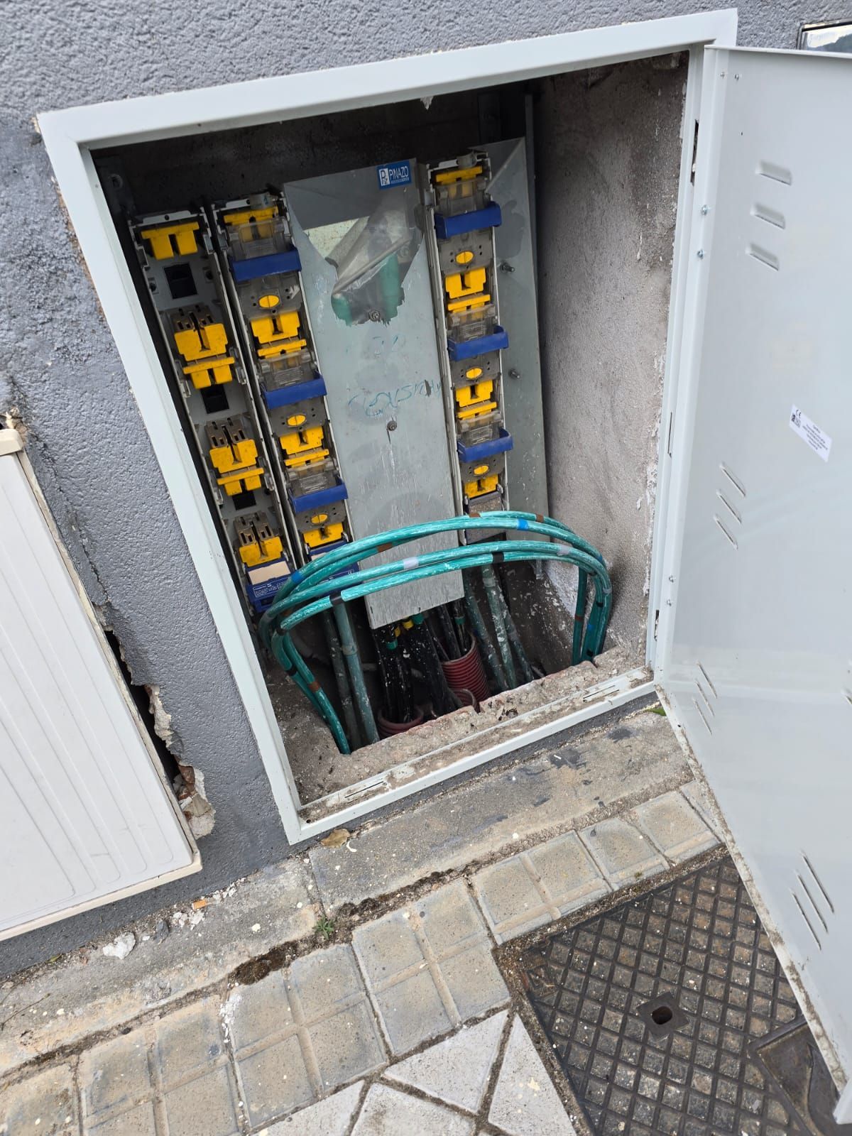 Una caja con un montón de cables dentro