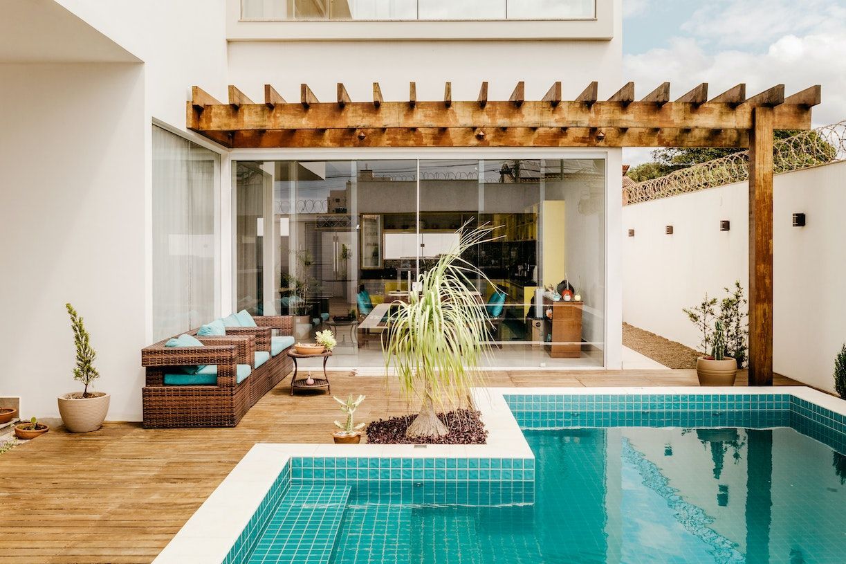 Hay una gran piscina en el patio trasero de una casa.