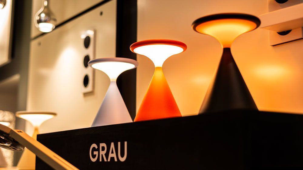 Ein Regal mit einem Schild mit der Aufschrift „Grau“ darauf