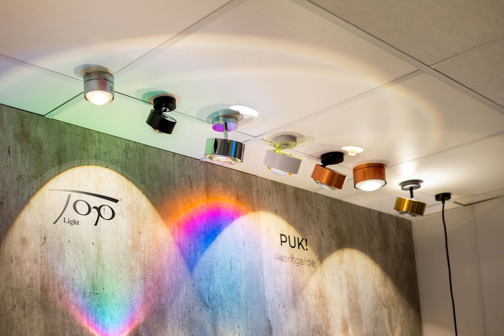 In einem Raum hängen mehrere Lichter von der Decke.