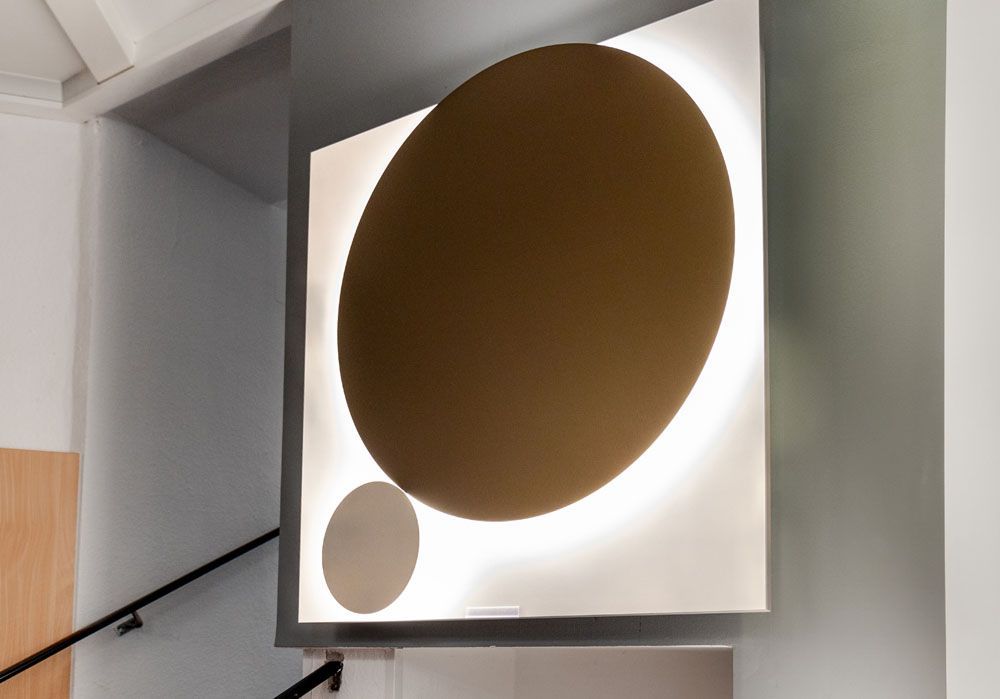 Ein Bild eines Kreises an einer Wand neben einer Treppe.