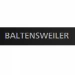 Ein schwarzes Schild mit der Aufschrift „Baltensweiler“ auf weißem Hintergrund.
